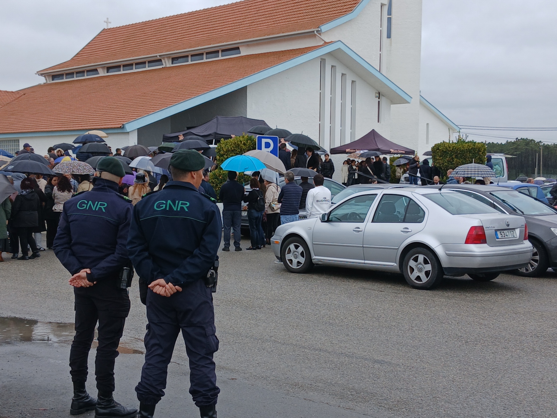 Multidão emocionada no funeral de Susana Gravato, morta a tiro pelo filho de 14 anos - JN