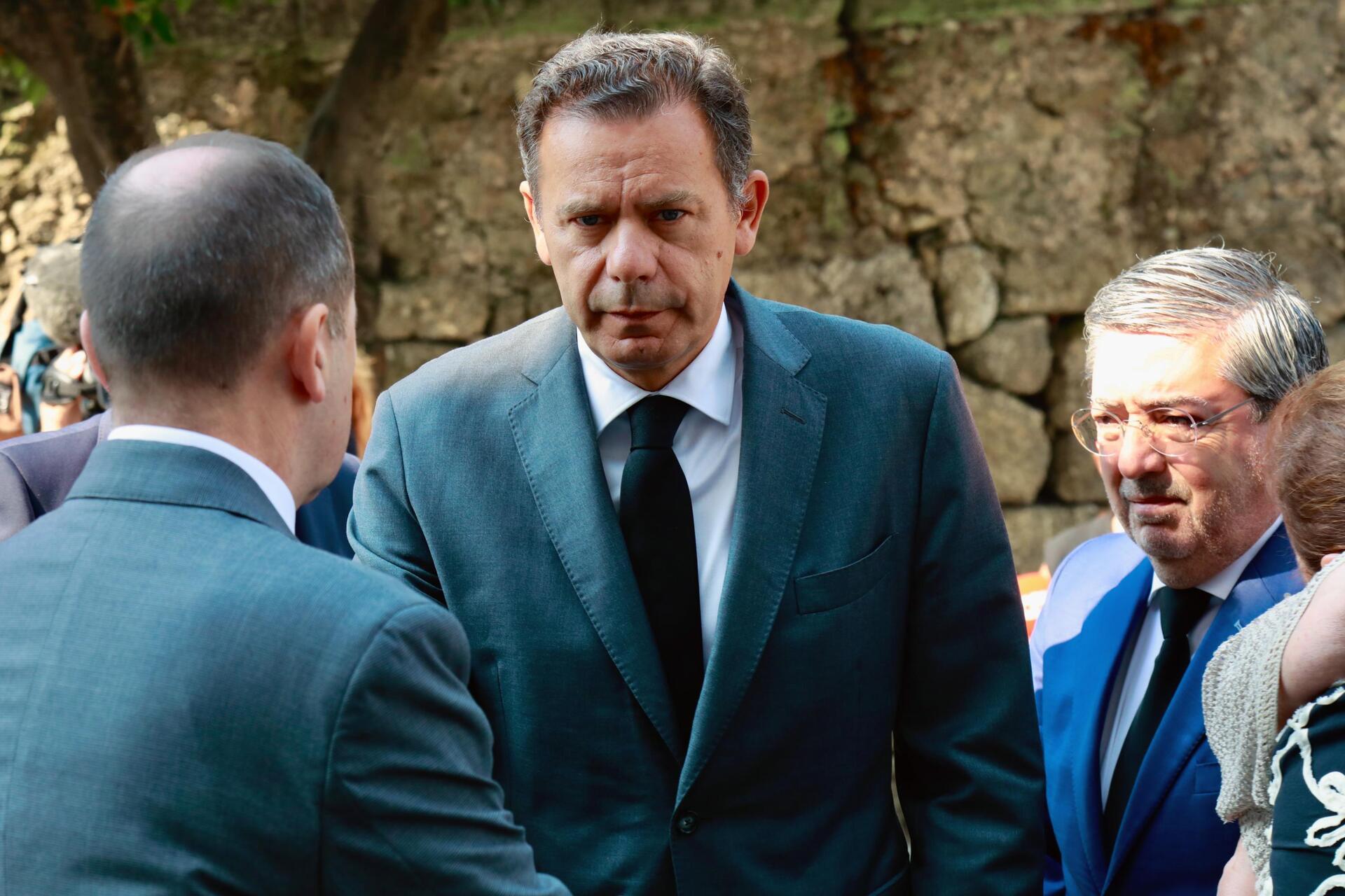 Funeral do bombeiro Daniel Agrelo com palmas e uma crítica a Montenegro - JN