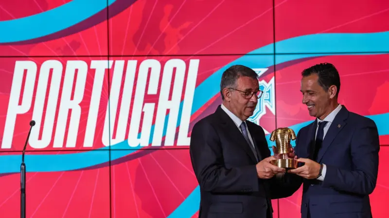 António José Seguro: "Façam-nos sonhar e tragam a Taça para Portugal" - JN