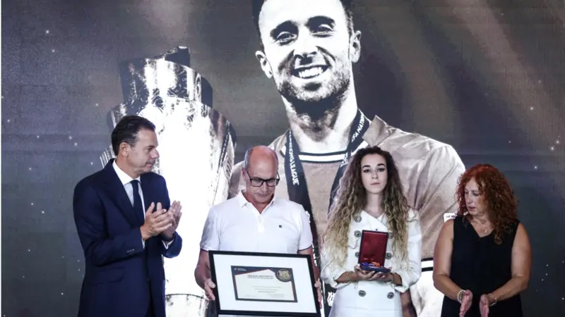 Viúva de Diogo Jota ergue aliança de casamento em Fátima e emociona seguidores com homenagem - JN