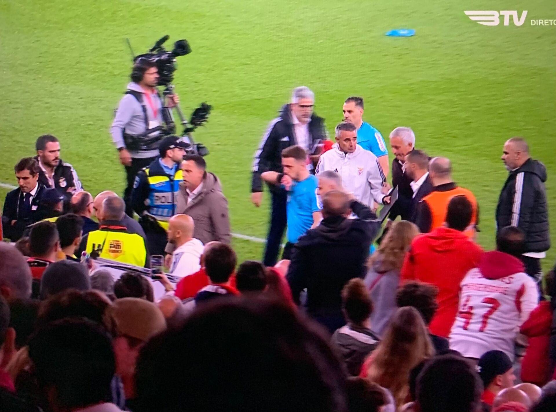 Benfica-Casa Pia: Mourinho e Mário Branco foram diretos ao árbitro após apito final - O Jogo